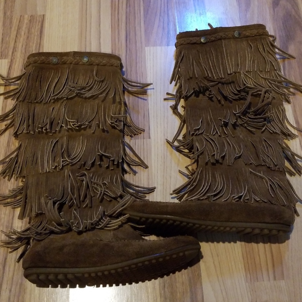 Minnetonka 5-layer fringe zip up boots